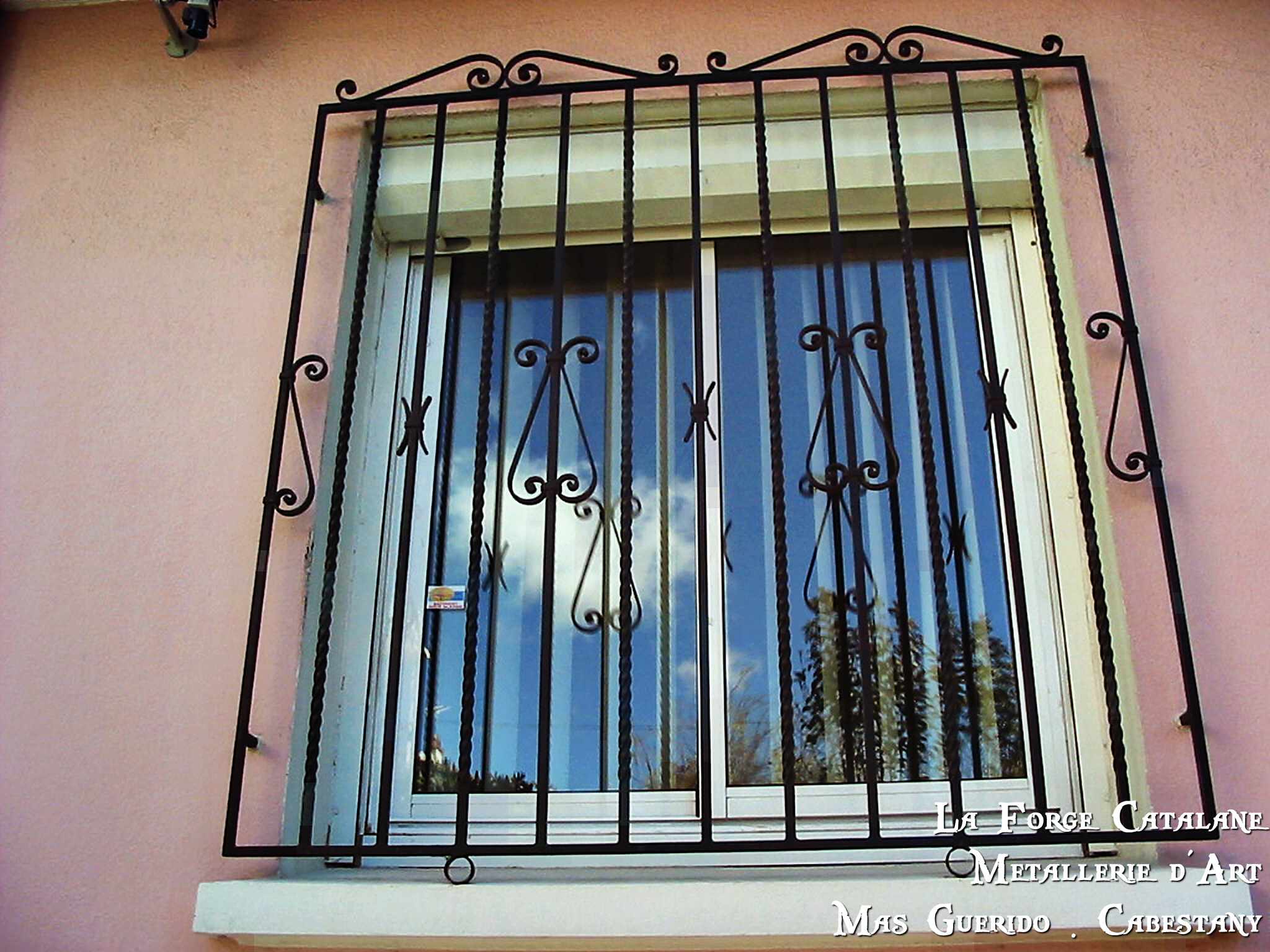 grille protection fixe torsades volutes fer forge catalane cabestany (2).jpg